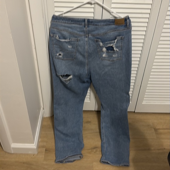 American Eagle Destroyed Mom Jean with stretch - Picture 1 of 10